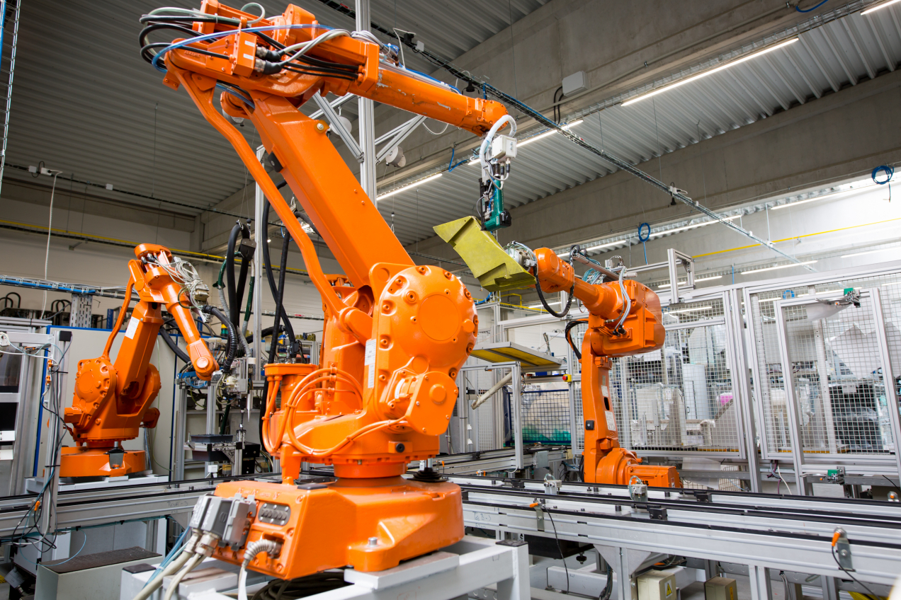 Smart robots in a production line being monitored with APM Studio to achieve optimized maintenance