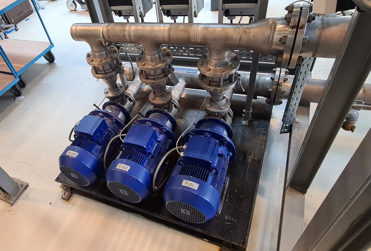 Automation Pyramid: Field Level Infographic 3 pumps at the Flow Center of Excellence being monitored by APM Studio to optimize their maintenance and reduce unplanned downtime