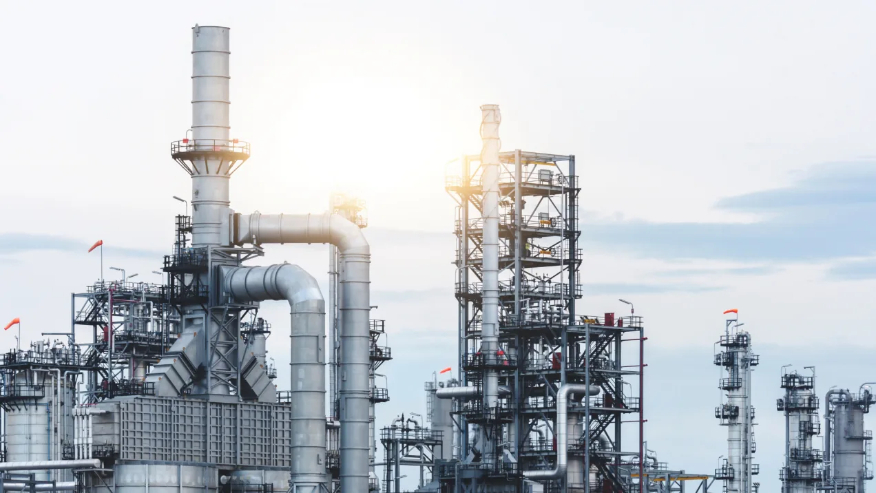 Invest in Predictive Maintenance? Benefits and Risks of Investing in PdM Industrial facility representing asset-heavy industries benefiting from predictive maintenance investments and advanced asset monitoring strategies.