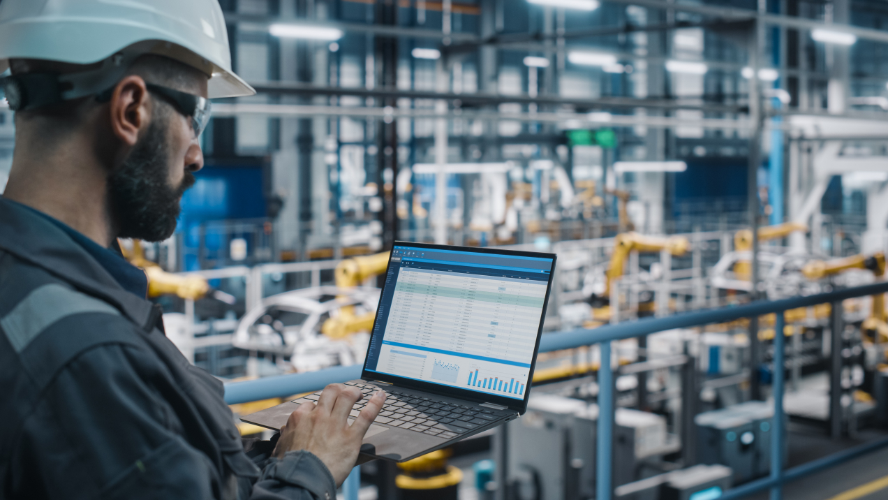 Engineer working with an Asset Performance Management (APM) software in a production line.