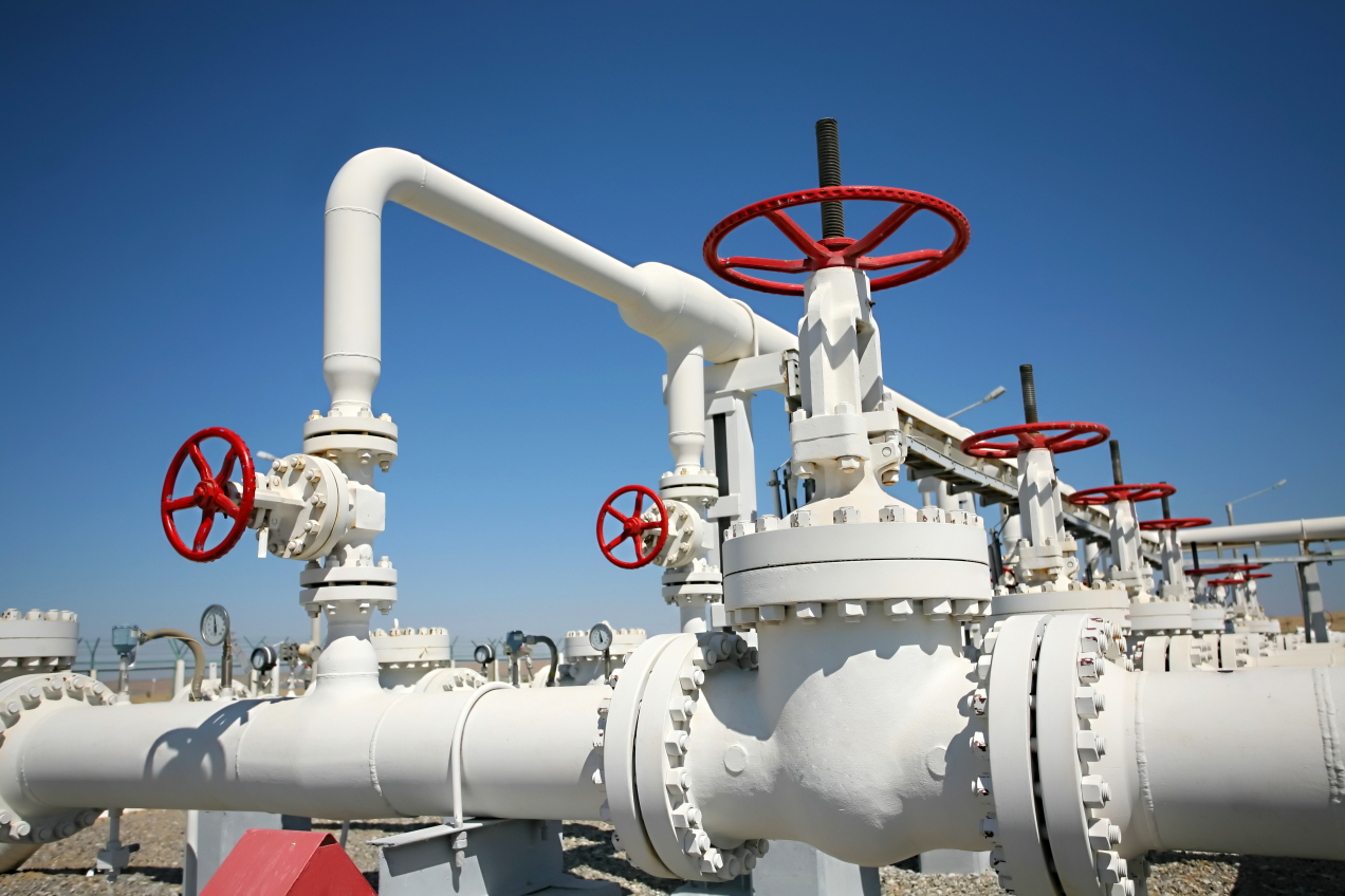 Outdoor pipeline valves in an oil and gas processing plant